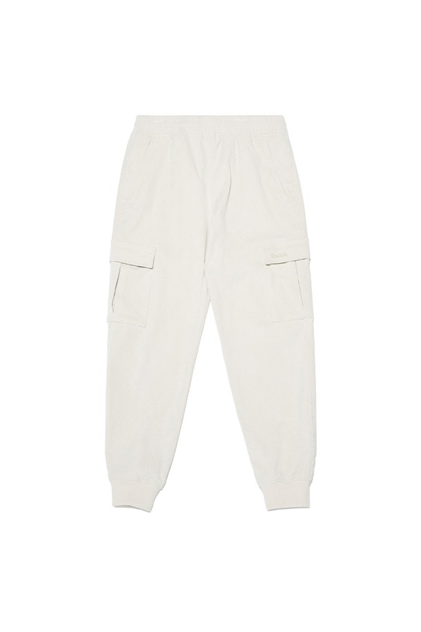 **에센셜 코듀로이 기모 카고 조거 팬츠 아이보리**는 간절기와 겨울철에 따뜻하게 착용할 수 있는 남녀 공용 조거 팬츠입니다. 부드러운 촉감의 코듀로이 소재에 기모 안감을 더해 보온성을 높였으며, 슬림핏과 조거핏을 결합하여 편안하면서도 스타일리시한 핏을 연출합니다. 넉넉한 수납을 위한 사이드 포켓과 기본 주머니가 있으며, 스트레치 기능이 있어 활동성을 높였습니다. 캐주얼, 스포티, 미니멀 스타일 모두 소화 가능하며, 겨울 데일리룩, 산책룩, 집콕룩 등 다양한 TPO에 활용하기 좋습니다. 아이보리 컬러로 어떤 상의와도 잘 어울리는 활용도 높은 아이템입니다.
