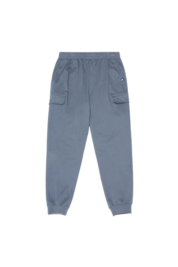 네이비 색상의 에센셜 코튼 카고 조거 팬츠입니다. 부드러운 촉감의 면 소재로 제작되어 편안한 착용감을 선사하며, 사계절 내내 활용하기 좋습니다. 허리 스트링과 밴딩 처리로 편안한 핏을 제공하며, 발목 시보리로 안정감을 더했습니다. 카고 포켓 디테일이 돋보이는 스포티하면서도 캐주얼한 디자인으로, 일상 및 가벼운 스포츠 활동에 적합합니다. 동네 마실룩, 여행룩 등 다양한 TPO에 맞춰 스타일리시하게 연출할 수 있습니다.
