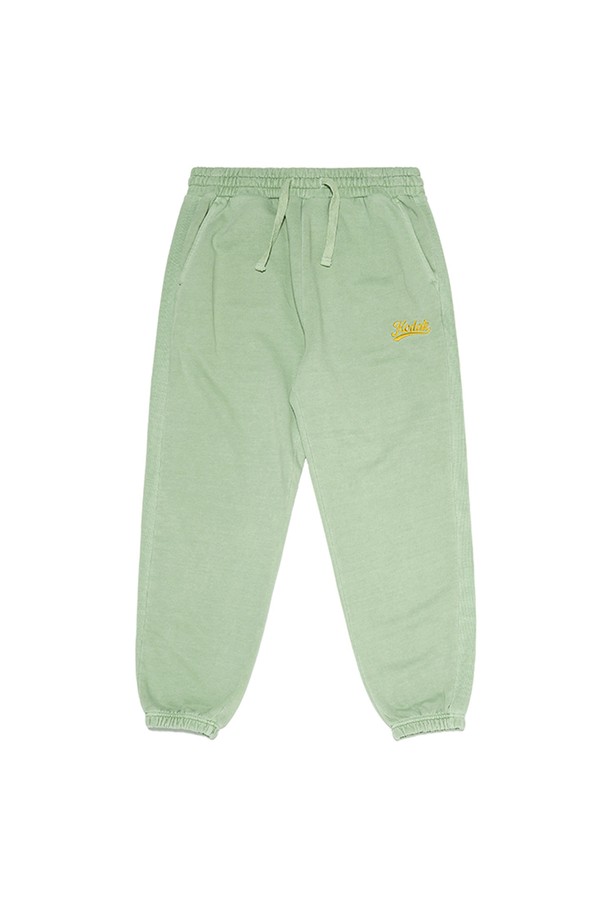 에센셜 피그먼트다잉 스몰로고 조거 팬츠 GREEN은 부드러운 면 소재로 제작되어 편안한 착용감을 선사하는 조거 핏 바지입니다. 피그먼트 다잉 기법으로 빈티지한 감성을 더했으며, 허리 밴딩 처리로 활동성을 높였습니다. 그린 컬러에 필기체 자수 위딩 스몰 로고가 포인트로 들어가 스포티하면서도 캐주얼한 스타일을 연출합니다. 사계절 내내 활용 가능한 아이템으로, 일상생활뿐만 아니라 스포츠 활동 시에도 적합합니다. 세미오버핏으로 편안하게 즐길 수 있습니다.

