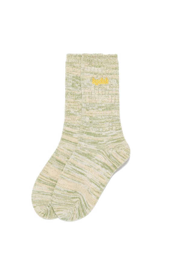 멀티컬러 연사 양말 GREEN은 다양한 컬러의 원사가 믹스된 디자인으로, 겨울철 따뜻함과 스타일을 동시에 잡을 수 있는 양말입니다. 면, 나일론, 폴리우레탄, 폴리에스터를 혼방하여 부드러운 촉감과 안정감 있는 핏을 제공하며, 보온 기능으로 추운 날씨에도 쾌적하게 착용 가능합니다. 두꺼운 두께감으로 포근함을 더하여 겨울 데일리룩, 집콕룩, 산책룩 등 다양한 TPO에 활용하기 좋습니다. 캐주얼, 미니멀, 클래식 스타일을 즐겨 입는 분들께 추천하는 아이템입니다.
