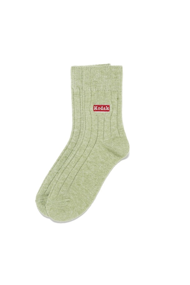 **로고 울 양말 그린**

부드러운 촉감의 로고 울 양말입니다. 울, 나일론, 폴리우레탄, 폴리에스테르 혼방 소재로 제작되어 겨울철 보온성을 높여줍니다. 발목 부분 미니 자수 디테일과 리브드 니트 디자인으로 포인트를 주었으며, 신축성 있는 착용감을 선사합니다. 캐주얼, 미니멀, 클래식 스타일의 겨울 데일리룩, 산책룩, 집콕룩에 매치하여 편안하면서도 스타일리시한 연출을 완성해보세요. 그린 컬러의 로고 디자인이 은은하게 돋보입니다.
