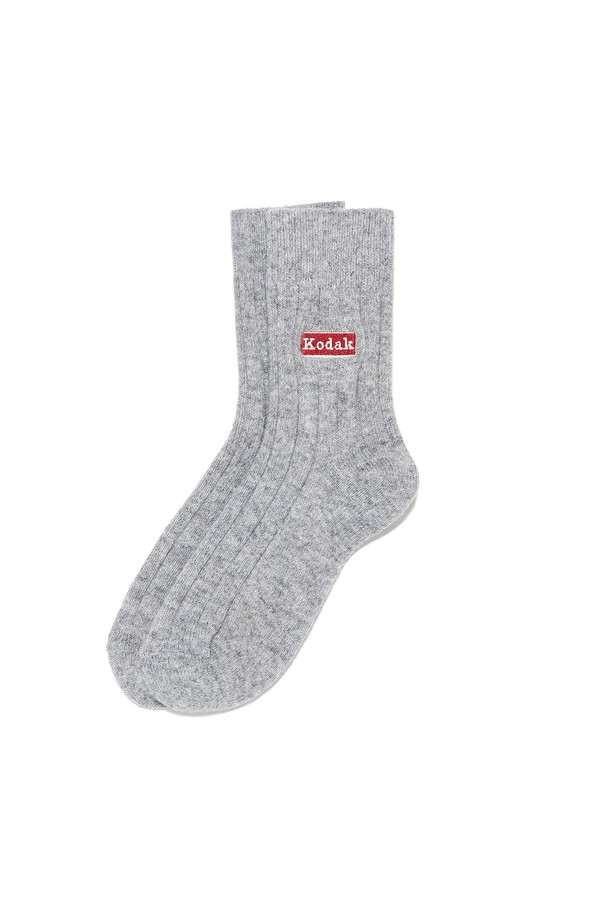 로고 울 양말 GREY는 부드러운 촉감과 뛰어난 보온성을 자랑하는 겨울철 필수 아이템입니다. 발목 길이의 리브 디자인과 미니 자수 로고가 돋보이며, S/M, L/XL 두 가지 사이즈로 출시되었습니다. 울, 나일론, 폴리우레탄, 폴리에스터 혼방 소재로 제작되어 신축성이 뛰어나 편안한 착용감을 선사합니다. 캐주얼, 미니멀, 클래식 스타일의 겨울 데일리룩, 산책룩, 집콕룩에 활용하기 좋습니다. 두꺼운 두께감으로 추운 날씨에도 따뜻하게 발을 보호해 줍니다.
