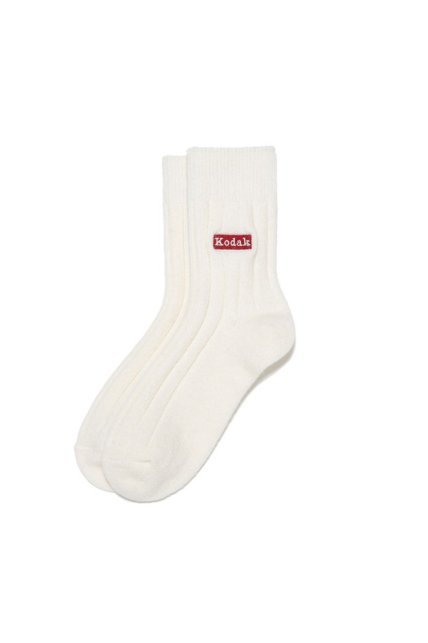 아이보리 컬러의 로고 울 양말입니다. 부드러운 촉감의 울 혼방 소재로 제작되어 보온성을 높였으며, 발목 부분의 미니 자수 와펜이 포인트입니다. 겨울철 데일리룩, 산책룩, 집콕룩 등 다양한 TPO에 활용하기 좋습니다. 클래식, 미니멀, 캐주얼 스타일과 잘 어울리며, 착용 시 발 사이즈에 맞게 자연스럽게 늘어나는 편안한 착용감을 선사합니다. 두꺼운 두께감으로 겨울철에도 따뜻하게 발을 보호해 줍니다.
