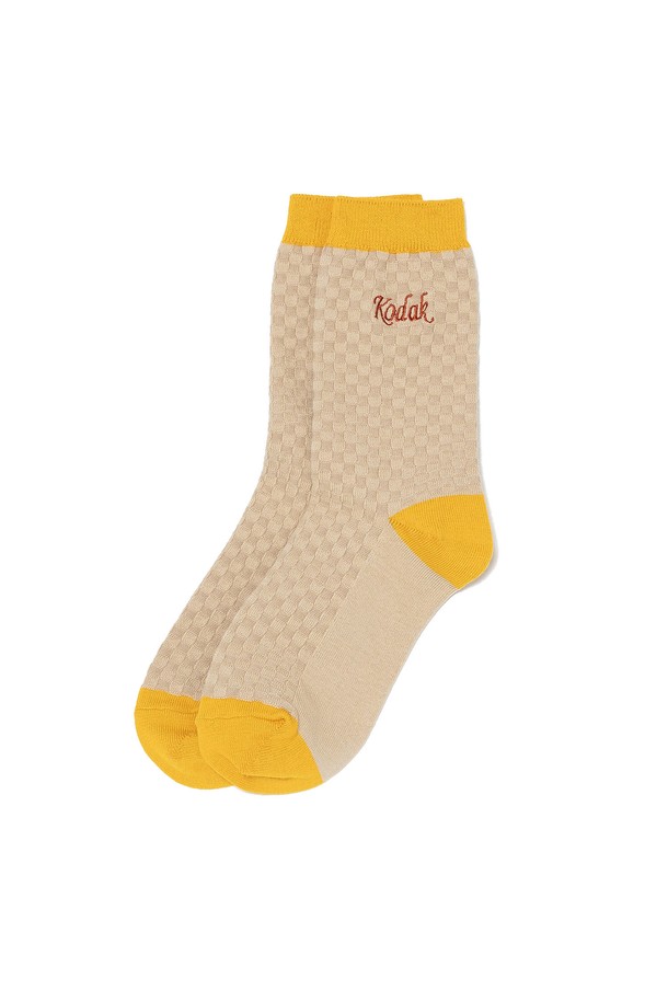 베이지 컬러와 옐로우 배색이 돋보이는 컬러 블록 와플 양말입니다. 미드카프 길이로 다리에 편안하게 밀착되며, 면, 폴리에스테르, 폴리우레탄 혼방 소재로 제작되어 신축성이 뛰어나 편안한 착용감을 선사합니다. 와플 니트 패턴이 특징이며, 캐주얼, 미니멀, 클래식 스타일 모두 소화 가능하여 포인트 아이템으로 활용하기 좋습니다. 동네 마실룩, 산책룩, 집콕룩 등 다양한 TPO에 매치하여 개성 있는 스타일을 연출해 보세요. 사계절 내내 활용할 수 있는 실용적인 아이템입니다.
