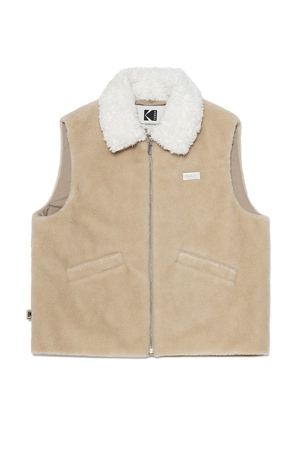 에센셜 카라 플리스 퀼팅 베스트 우먼 BEIGE는 부드러운 촉감의 플리스 소재와 보온성을 제공하는 여성용 베스트입니다. 베이지 컬러의 퀼팅 디자인과 레귤러핏으로 캐주얼하고 베이직한 스타일을 연출합니다. 넥 라인 플리스 디테일과 등판 자가드 포인트가 특징이며, 간절기 및 겨울철 데일리룩, 가을 나들이룩, 산책룩에 활용하기 좋습니다. 양 옆 지퍼 포켓으로 실용성을 더하고, 경량 디자인으로 편안하게 착용할 수 있습니다. 집업 스타일로 간편하게 여밀 수 있으며, 미니멀하고 클래식한 무드를 더해줍니다.
