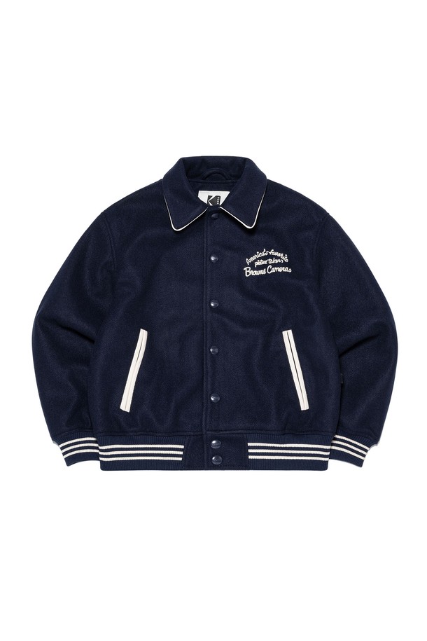 브라우니 카메라 컬렉션에서 영감을 받은 브라우니 바시티 재킷 네이비입니다. 울 느낌의 부드러운 폴리에스터 소재로 제작되어 편안한 촉감을 선사하며, 중간 두께감으로 가을, 겨울에 활용하기 좋습니다. 오버핏으로 캐주얼하고 스포티한 스타일을 연출하며, 일상, 가을 나들이, 겨울 데일리룩에 모두 잘 어울립니다. 네이비 컬러에 로고 패턴이 더해져 미니멀한 디자인을 완성하며, 스냅 버튼으로 간편하게 여밀 수 있습니다. 백패널 컬러 배색과 웰팅 디테일이 돋보이는 바시티 재킷입니다.
