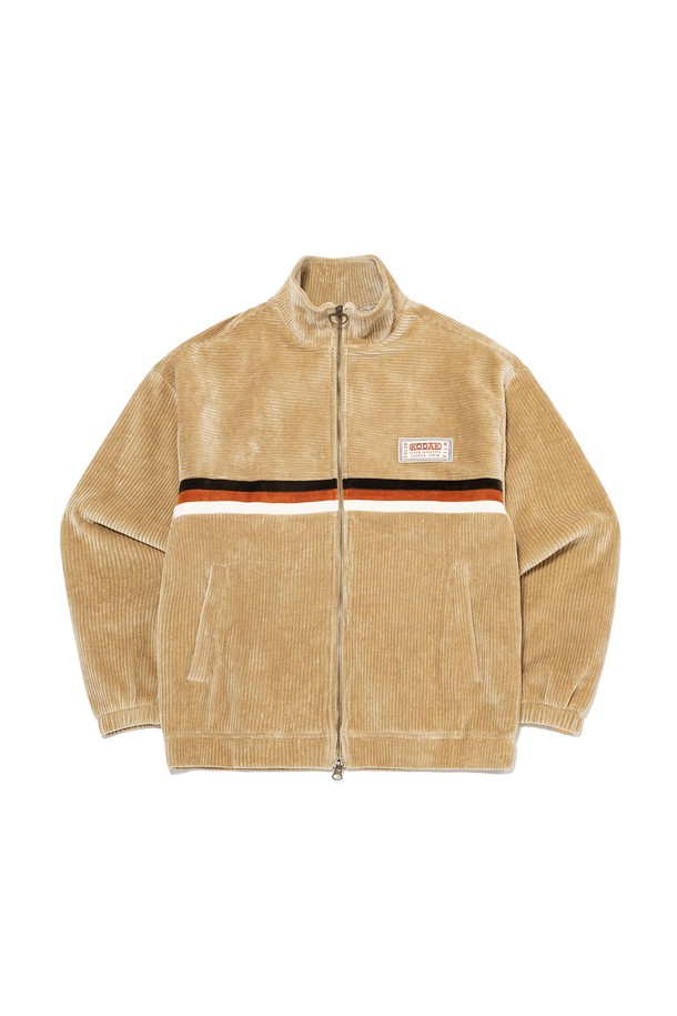 코다컬러 로고 코듀로이 집업 재킷 BEIGE는 부드러운 촉감의 두꺼운 코듀로이 소재를 사용하여 가을, 겨울에 따뜻하게 입을 수 있는 공용 집업 재킷입니다. 캐주얼, 스포티, 클래식 스타일을 아우르는 디자인으로, 가을 나들이룩, 겨울 데일리룩, 여행룩 등 다양한 TPO에 활용하기 좋습니다. 베이지 컬러를 바탕으로 투톤 코듀로이 소재와 컬러풀한 아트웍, 코다컬러 로고 디테일이 돋보이며, 세미 오버핏으로 편안한 착용감을 선사합니다. 긴 소매 기장에 스트레치성이 있어 활동성이 좋고, 비침 걱정 없이 착용할 수 있습니다.
