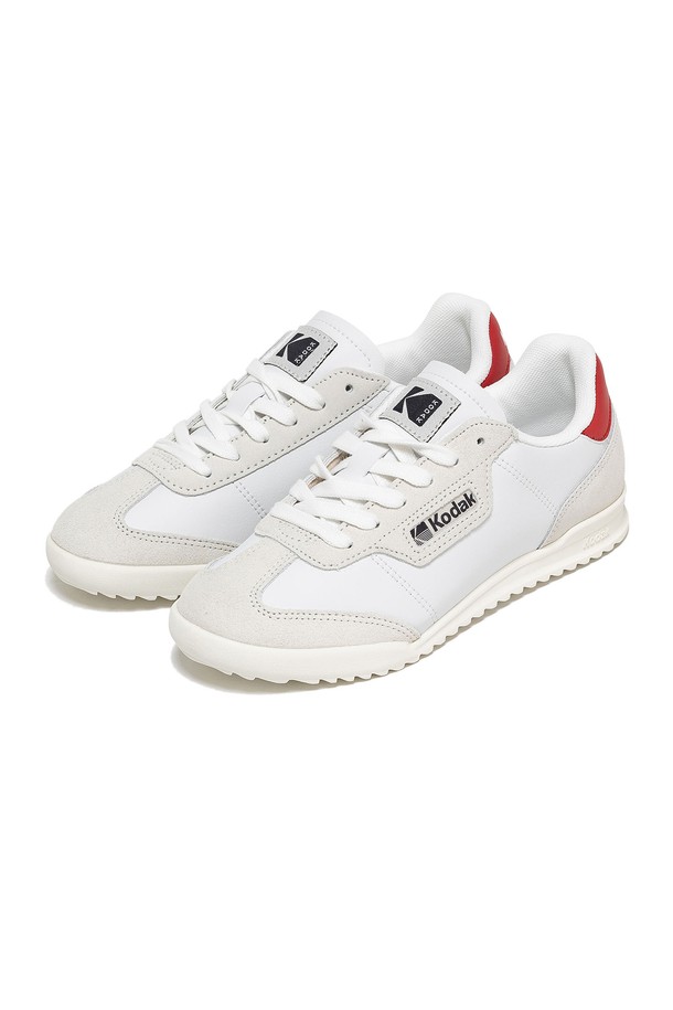 레티나 W.RED는 캐주얼, 미니멀, 클래식 스타일을 선호하는 남성 고객을 위한 운동화입니다. 봄, 여름에 어울리는 신발로, 화이트와 레드의 조화가 돋보이는 디자인입니다. 라운드 앞코와 끈으로 여미는 형태로, 일상 및 캐주얼한 착장에 착용하기 좋습니다. 천연 가죽, 합성 가죽, 폴리에스터, 면, 고무 등 다양한 소재를 사용하여 제작되었으며, 새로운 고무 밑창을 적용하여 착화감을 개선했습니다. 코스 운동화의 업데이트 버전으로, 아이코닉한 컬러 포인트를 더해 트렌디함을 더했습니다.
