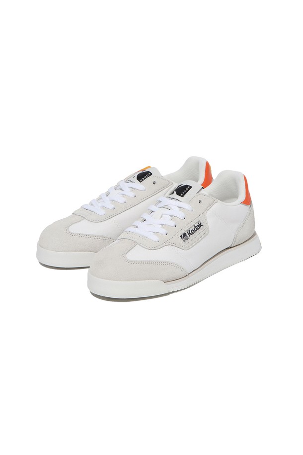 코스 2.0 오렌지는 남성용 운동화로, 일상 및 캐주얼 스타일을 위한 신발입니다. 오렌지 및 화이트 컬러 배색으로, 봄, 여름 계절에 적합합니다. 스포티한 로고 플레이 장식과 내부 패딩이 적용되어 편안한 착화감을 제공합니다. 천연 소가죽과 폴리에스터 소재를 사용하여 캐주얼, 스포티, 미니멀 스타일을 연출하기 좋습니다. 동네 마실룩이나 산책룩에 추천합니다.
