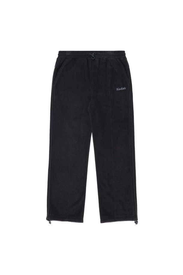 트립 마이크로플리스 조거 팬츠 CHARCOAL (차콜)은 부드러운 촉감과 뛰어난 보온성을 자랑하는 남녀 공용 조거 팬츠입니다. 마이크로플리스 소재로 제작되어 가을, 겨울철 쾌적하고 따뜻하게 착용할 수 있으며, 일상 및 아웃도어 활동에 적합합니다. 세미오버핏으로 편안한 착용감을 선사하며, 밴딩 처리된 허리 부분은 활동성을 높여줍니다. 차콜 색상의 무지 디자인으로 캐주얼, 스포티, 미니멀 등 다양한 스타일을 연출할 수 있습니다. 가을 나들이룩이나 겨울 데일리룩에 활용하여 멋과 편안함을 동시에 잡으세요.
