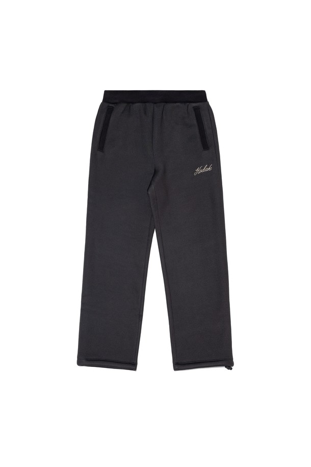 브라우니 라이트웜 조거 팬츠 BLACK는 가을, 겨울 시즌에 편안하게 착용 가능한 조거핏 팬츠입니다. 부드러운 기모 안감으로 제작되어 따뜻하고 포근한 착용감을 선사하며, 릴랙스핏으로 활동성을 높였습니다. 무지 디자인에 블랙 컬러로 어떤 스타일에도 쉽게 매치할 수 있으며, 캐주얼, 스포티, 미니멀 스타일을 즐겨 입는 분들께 추천합니다. 집콕룩이나 산책룩으로 활용하기 좋으며, 밴딩 처리로 편안함을 더했습니다.
