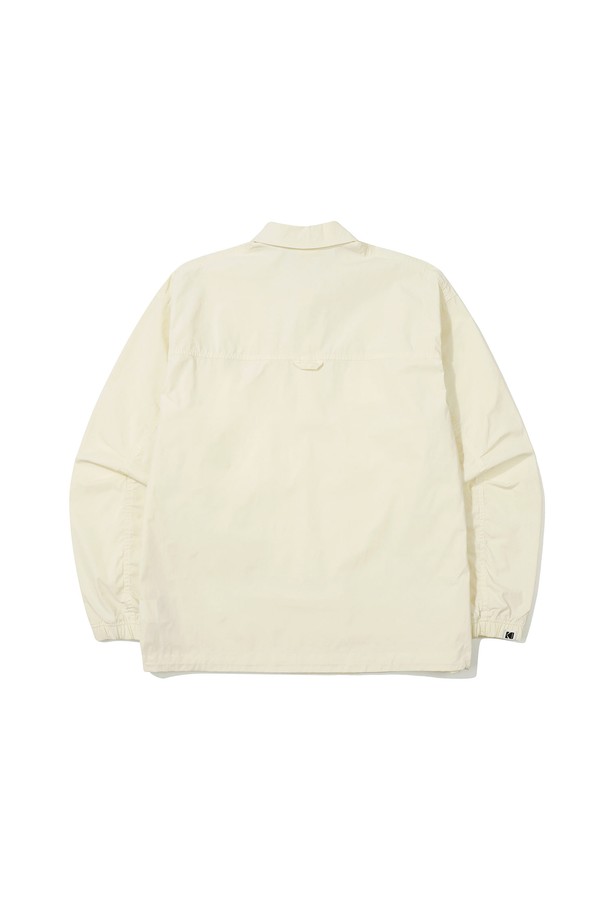 컬러아이 세미오버핏 카라 아노락 재킷 아이보리입니다. 면, 나일론, 스판덱스 혼방의 부드러운 촉감과 중간 두께감으로 봄, 가을에 적합하며, 일상 및 캐주얼 스타일을 연출하기 좋습니다. 세미오버핏으로 편안한 착용감을 선사하며, 사이드 포켓과 밑단 스트링 디테일, 카라 아노락 스타일, 하이 유틸리티 디자인으로 실용성을 더했습니다. 바람막이 밑단 스트링으로 다양한 스타일링을 즐길 수 있어, 동네 마실룩이나 산책룩에 활용하기 좋습니다.
