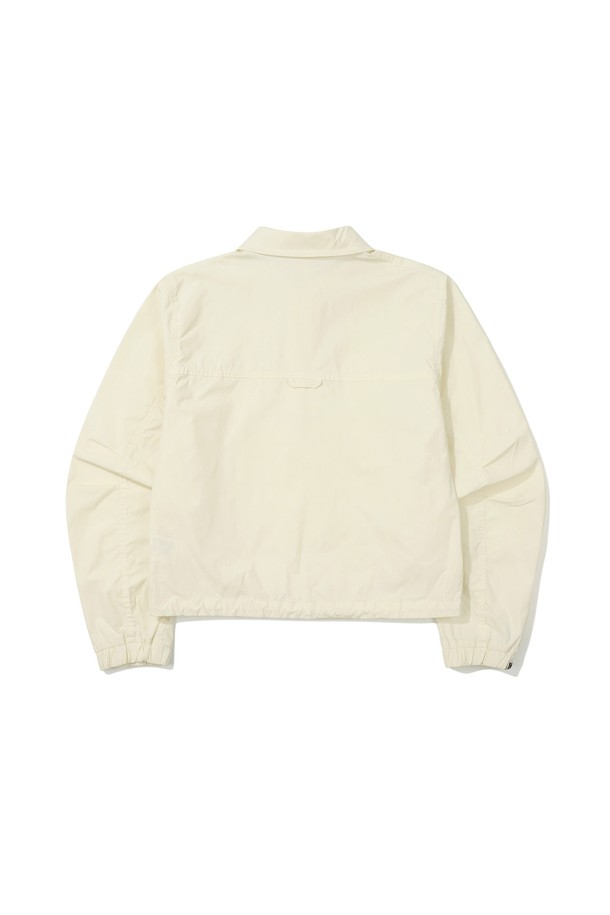 컬러아이 세미크롭핏 카라 아노락 재킷 우먼 아이보리는 여성스러운 실루엣을 연출하는 세미크롭 기장의 아노락 재킷입니다. 아이보리 컬러에 부드러운 촉감의 면, 나일론, 스판 혼방 소재로 제작되어 편안한 착용감을 선사합니다. 방풍 기능과 신축성을 갖춰 활동성을 높였으며, 후드와 밑단 스트링으로 핏 조절이 용이합니다. 양쪽 몸판 포켓과 위싱 이펙트 디테일이 돋보이며, 스포티, 캐주얼, 미니멀 스타일을 모두 소화할 수 있어 동네 마실룩, 산책룩, 여행룩 등 다양한 TPO에 활용하기 좋습니다. 간절기 시즌, 데일리 아우터로 활용하기 좋은 아이템입니다.
