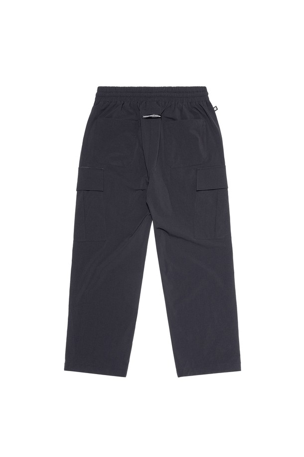 **스트링 와이드핏 조거 카고 팬츠 BLACK**는 남성용 조거 카고 팬츠입니다. 가을/겨울 시즌에 적합하며, 발수 기능과 신축성을 갖춘 나일론, 폴리우레탄 혼방 소재로 제작되었습니다. 와이드핏과 조거핏을 모두 연출할 수 있으며, 밑단 스트링으로 핏 조절이 가능합니다. 사이드 포켓 디자인으로 실용성을 더했으며, 부드러운 촉감이 특징입니다. 캐주얼, 스포티, 미니멀 스타일로 다양한 룩을 연출할 수 있으며, 동네 마실룩, 산책룩, 겨울 데일리룩에 활용하기 좋습니다.
