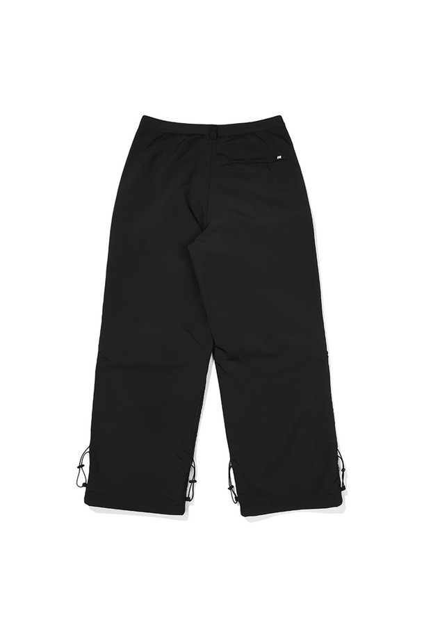 컬러레스트 스트레이트 팬츠 BLACK는 남녀 모두 착용 가능한 겨울용 긴 바지입니다. 스포티하고 베이직한 스타일로, 일상 및 스포츠 활동에 적합합니다. 두꺼운 두께감과 부드러운 촉감의 폴리에스테르, 나일론 혼방 소재로 제작되어 방풍 및 보온 기능이 뛰어납니다. 오버핏 스트레이트 핏에 기모 안감이 적용되었으며, 밑단 스트링 조절이 가능합니다. 겨울 데일리룩에 미니멀하고 캐주얼하게 연출하기 좋습니다.
