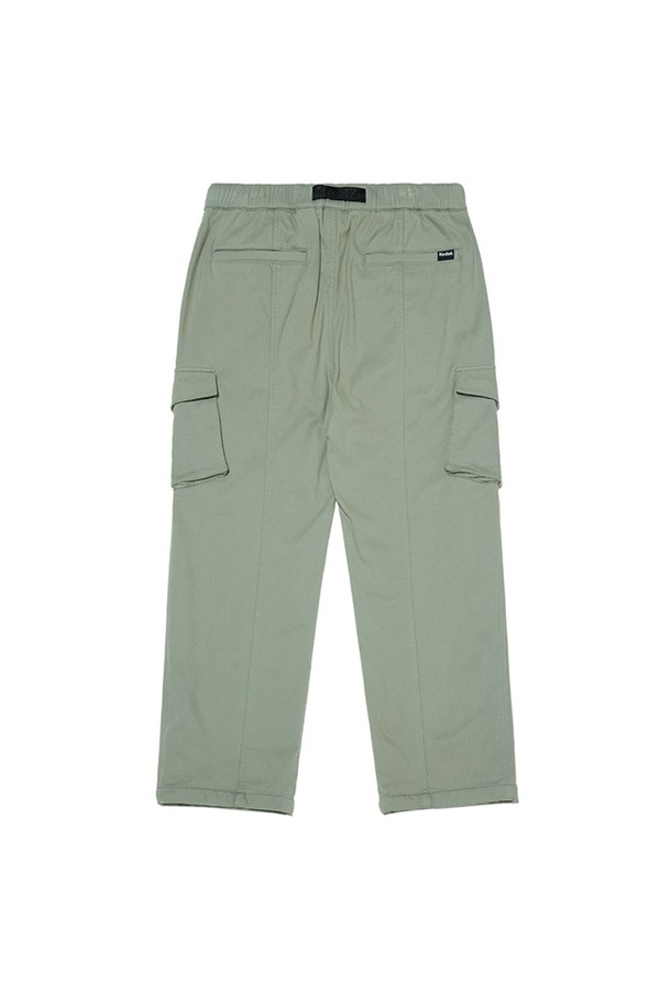 "에센셜 디본딩 기모 카고 테이퍼드 팬츠"는 민트 그린 컬러로, 가을, 겨울 시즌에 적합한 남녀 공용 카고 팬츠입니다. 부드러운 면 소재에 기모 안감을 더해 포근한 착용감을 선사하며, 디본딩 방식으로 제작되어 우수한 방풍 기능을 자랑합니다. 스포티, 캐주얼, 워크웨어 스타일을 아우르는 디자인으로, 일상 및 스포츠 활동 시 활용하기 좋습니다. 레귤러 핏의 테이퍼드 실루엣과 아웃 포켓 디테일이 특징이며, 스트레치 기능을 더해 편안한 활동성을 제공합니다. 가을 나들이룩, 겨울 데일리룩에 활용하여 스타일리시함을 더해보세요.
