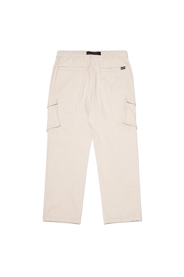 에센셜 디본딩 기모 카고 테이퍼드 팬츠 아이보리는 부드러운 촉감의 면과 기모 소재로 제작되어 가을, 겨울 시즌에 따뜻하게 착용하기 좋습니다. 일상, 스포츠 활동 모두 소화 가능한 디자인으로, 밴딩 허리와 레귤러핏으로 편안한 착용감을 제공합니다. 디본딩 기법과 카고 포켓 디자인으로 실용성을 더했으며, 방풍 기능과 신축성 있는 소재로 활동성을 높였습니다. 캐주얼, 스포티, 미니멀 스타일을 즐기는 분들께 겨울 데일리룩, 산책룩, 캠핑룩으로 추천하는 아이템입니다.
