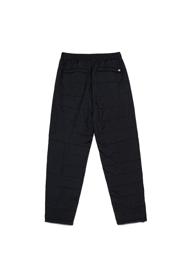 트립 스트레이트 패딩 팬츠 BLACK는 아웃도어 및 겨울 스포츠 활동에 적합한, 남녀 공용의 블랙 컬러 패딩 팬츠입니다. 겨울철 추위 속에서도 따뜻함을 유지하도록 두꺼운 두께와 안감 패딩으로 제작되었으며, 부드러운 촉감을 제공합니다. 스트레이트 핏으로 디자인되어 편안한 착용감을 자랑하며, 밴딩 처리로 활동성을 높였습니다. 나일론 소재를 사용하여 내구성을 강화했으며, 신축성은 없고 비침 걱정 없이 착용 가능합니다. 스포티, 고프코어, 캐주얼 스타일을 연출할 수 있어 겨울 데일리룩, 등산룩, 캠핑룩 등 다양한 TPO에 활용하기 좋습니다.
