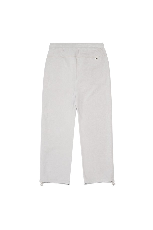 아이보리 컬러의 트립 마이크로플리스 조거 팬츠입니다. 부드러운 촉감의 마이크로플리스 소재로 제작되어 가을, 겨울철 따뜻하게 착용 가능하며, 아웃도어 활동이나 일상복으로 활용하기 좋습니다. 스포티, 캐주얼, 미니멀 스타일을 연출하기 좋으며, 세미오버핏과 조거핏으로 편안한 착용감을 선사합니다. 밴딩 처리된 허리 부분과 무지 디자인으로 깔끔함을 더했습니다. 트립 플리스 재킷과 함께 세트로 착용하여 더욱 스타일리시한 룩을 완성할 수 있습니다.
