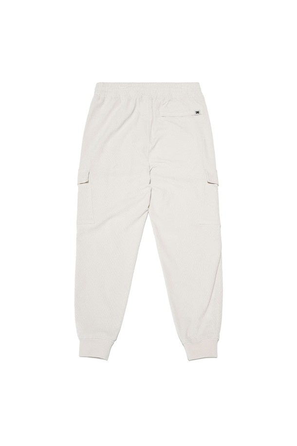 **에센셜 코듀로이 기모 카고 조거 팬츠 아이보리**는 간절기와 겨울철에 따뜻하게 착용할 수 있는 남녀 공용 조거 팬츠입니다. 부드러운 촉감의 코듀로이 소재에 기모 안감을 더해 보온성을 높였으며, 슬림핏과 조거핏을 결합하여 편안하면서도 스타일리시한 핏을 연출합니다. 넉넉한 수납을 위한 사이드 포켓과 기본 주머니가 있으며, 스트레치 기능이 있어 활동성을 높였습니다. 캐주얼, 스포티, 미니멀 스타일 모두 소화 가능하며, 겨울 데일리룩, 산책룩, 집콕룩 등 다양한 TPO에 활용하기 좋습니다. 아이보리 컬러로 어떤 상의와도 잘 어울리는 활용도 높은 아이템입니다.
