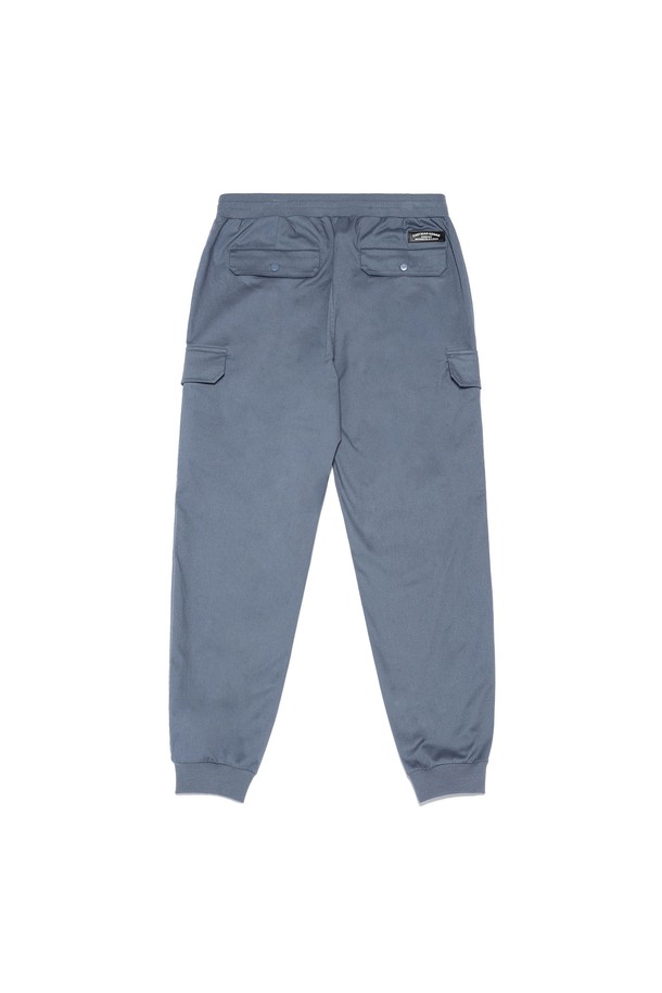 네이비 색상의 에센셜 코튼 카고 조거 팬츠입니다. 부드러운 촉감의 면 소재로 제작되어 편안한 착용감을 선사하며, 사계절 내내 활용하기 좋습니다. 허리 스트링과 밴딩 처리로 편안한 핏을 제공하며, 발목 시보리로 안정감을 더했습니다. 카고 포켓 디테일이 돋보이는 스포티하면서도 캐주얼한 디자인으로, 일상 및 가벼운 스포츠 활동에 적합합니다. 동네 마실룩, 여행룩 등 다양한 TPO에 맞춰 스타일리시하게 연출할 수 있습니다.
