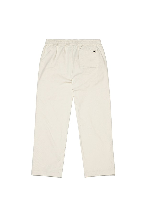 에센셜 우븐 와이드핏 팬츠 아이보리는 캐주얼하고 베이직한 스타일을 연출하기 좋은 바지입니다. 면과 폴리우레탄 혼방 소재로 제작되어 간절기와 겨울에 착용하기 좋으며, 비침 없이 편안하게 입을 수 있습니다. 와이드핏과 테이퍼드 디자인으로 트렌디한 핏을 제공하며, 사이드 원포켓 디테일이 돋보입니다. 아이보리 컬러는 다양한 상의와 매치하기 용이하여 데일리룩으로 활용하기 좋습니다. 신축성이 보통인 점 참고하시어 편안한 착용감을 느껴보세요.
