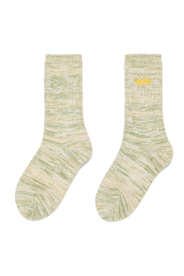 멀티컬러 연사 양말 GREEN은 다양한 컬러의 원사가 믹스된 디자인으로, 겨울철 따뜻함과 스타일을 동시에 잡을 수 있는 양말입니다. 면, 나일론, 폴리우레탄, 폴리에스터를 혼방하여 부드러운 촉감과 안정감 있는 핏을 제공하며, 보온 기능으로 추운 날씨에도 쾌적하게 착용 가능합니다. 두꺼운 두께감으로 포근함을 더하여 겨울 데일리룩, 집콕룩, 산책룩 등 다양한 TPO에 활용하기 좋습니다. 캐주얼, 미니멀, 클래식 스타일을 즐겨 입는 분들께 추천하는 아이템입니다.
