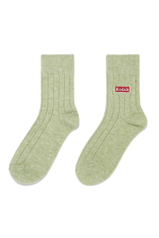 **로고 울 양말 그린**

부드러운 촉감의 로고 울 양말입니다. 울, 나일론, 폴리우레탄, 폴리에스테르 혼방 소재로 제작되어 겨울철 보온성을 높여줍니다. 발목 부분 미니 자수 디테일과 리브드 니트 디자인으로 포인트를 주었으며, 신축성 있는 착용감을 선사합니다. 캐주얼, 미니멀, 클래식 스타일의 겨울 데일리룩, 산책룩, 집콕룩에 매치하여 편안하면서도 스타일리시한 연출을 완성해보세요. 그린 컬러의 로고 디자인이 은은하게 돋보입니다.
