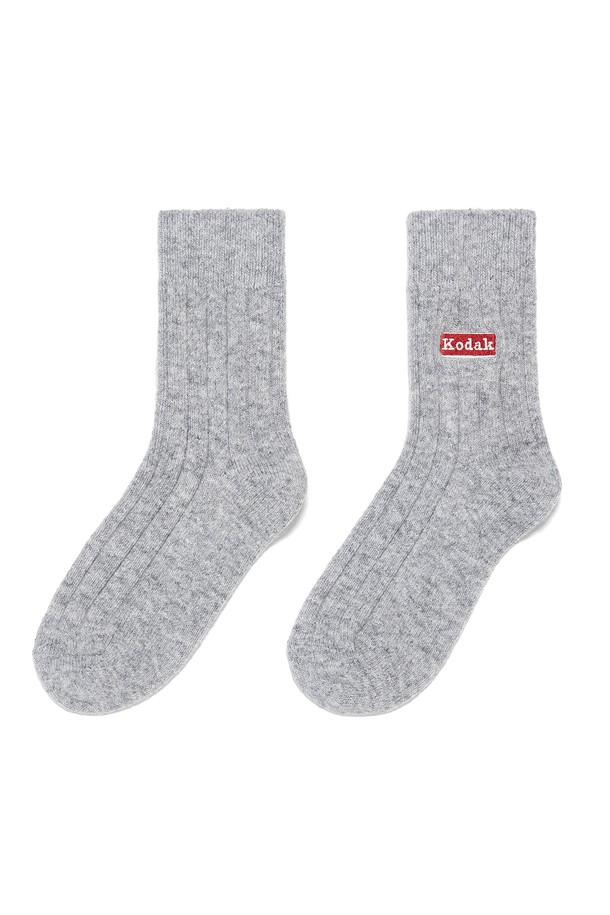 로고 울 양말 GREY는 부드러운 촉감과 뛰어난 보온성을 자랑하는 겨울철 필수 아이템입니다. 발목 길이의 리브 디자인과 미니 자수 로고가 돋보이며, S/M, L/XL 두 가지 사이즈로 출시되었습니다. 울, 나일론, 폴리우레탄, 폴리에스터 혼방 소재로 제작되어 신축성이 뛰어나 편안한 착용감을 선사합니다. 캐주얼, 미니멀, 클래식 스타일의 겨울 데일리룩, 산책룩, 집콕룩에 활용하기 좋습니다. 두꺼운 두께감으로 추운 날씨에도 따뜻하게 발을 보호해 줍니다.
