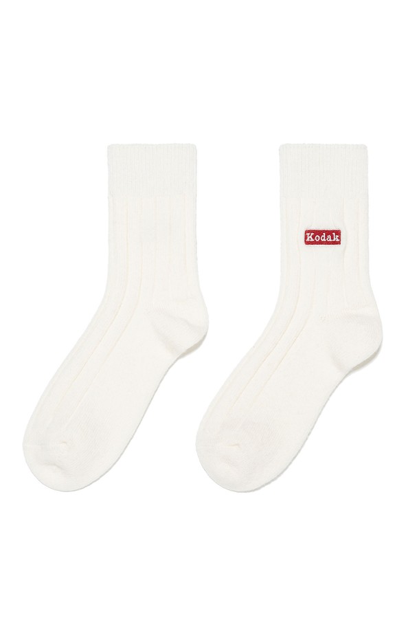 아이보리 컬러의 로고 울 양말입니다. 부드러운 촉감의 울 혼방 소재로 제작되어 보온성을 높였으며, 발목 부분의 미니 자수 와펜이 포인트입니다. 겨울철 데일리룩, 산책룩, 집콕룩 등 다양한 TPO에 활용하기 좋습니다. 클래식, 미니멀, 캐주얼 스타일과 잘 어울리며, 착용 시 발 사이즈에 맞게 자연스럽게 늘어나는 편안한 착용감을 선사합니다. 두꺼운 두께감으로 겨울철에도 따뜻하게 발을 보호해 줍니다.
