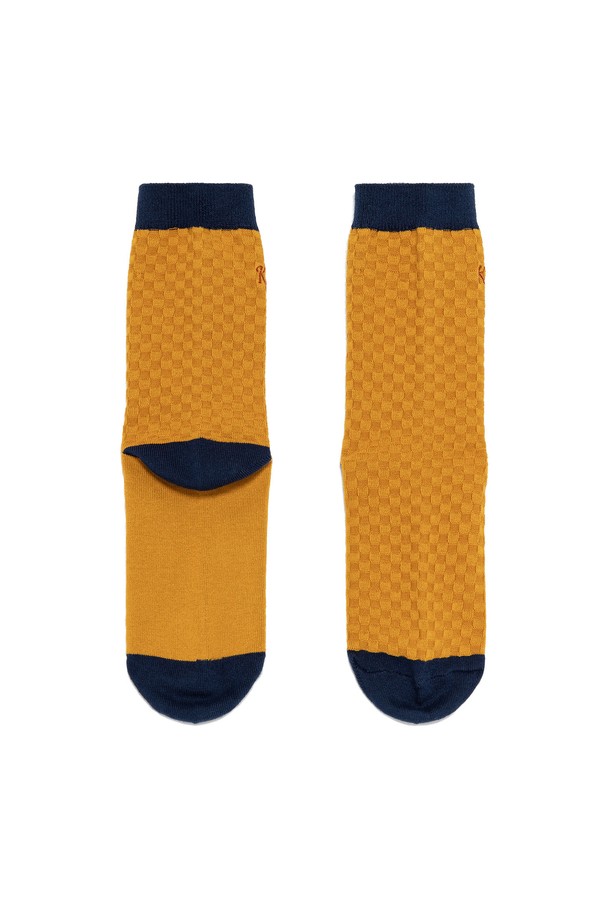 옐로우 컬러 블록 와플 양말은 캐주얼, 미니멀, 클래식 스타일을 즐기는 분들을 위한 발목 양말입니다. 면 소재로 제작되어 부드러운 촉감을 선사하며, 사계절 내내 편안하게 착용할 수 있습니다. 옐로우와 네이비 컬러 블록 디자인이 돋보이며, 와플 패턴으로 포인트를 주었습니다. 일상생활은 물론, 동네 마실룩과 산책룩에도 잘 어울립니다.
