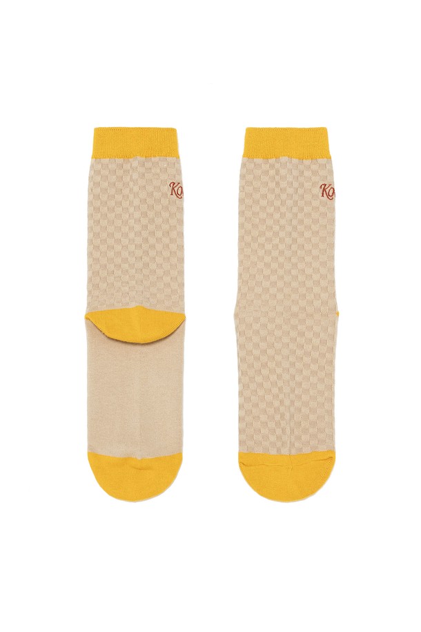 베이지 컬러와 옐로우 배색이 돋보이는 컬러 블록 와플 양말입니다. 미드카프 길이로 다리에 편안하게 밀착되며, 면, 폴리에스테르, 폴리우레탄 혼방 소재로 제작되어 신축성이 뛰어나 편안한 착용감을 선사합니다. 와플 니트 패턴이 특징이며, 캐주얼, 미니멀, 클래식 스타일 모두 소화 가능하여 포인트 아이템으로 활용하기 좋습니다. 동네 마실룩, 산책룩, 집콕룩 등 다양한 TPO에 매치하여 개성 있는 스타일을 연출해 보세요. 사계절 내내 활용할 수 있는 실용적인 아이템입니다.
