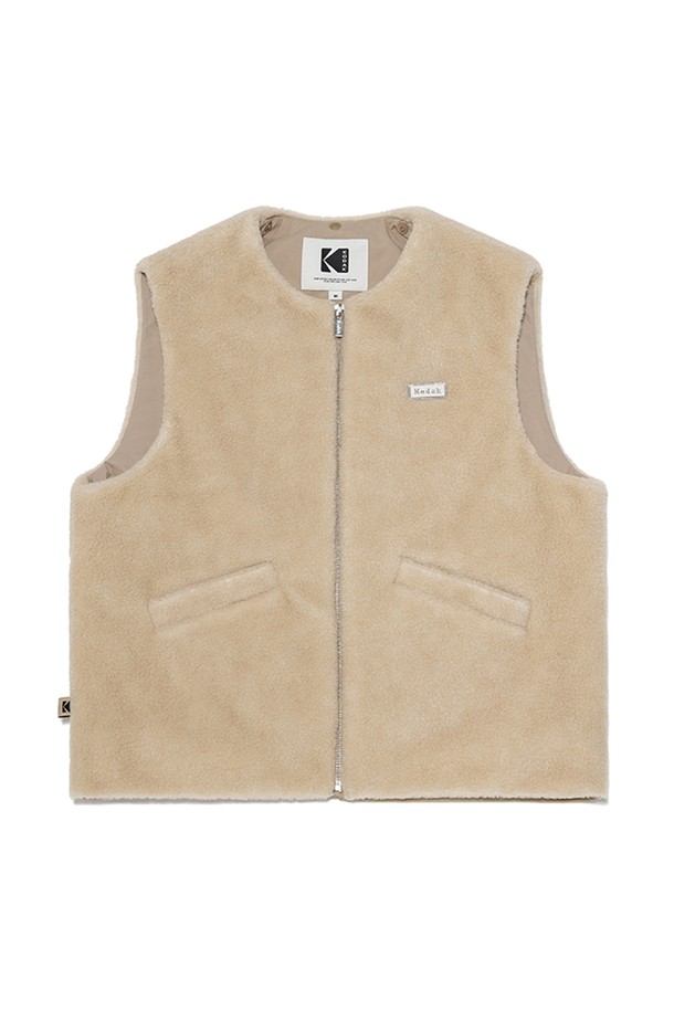 에센셜 카라 플리스 퀼팅 베스트 우먼 BEIGE는 부드러운 촉감의 플리스 소재와 보온성을 제공하는 여성용 베스트입니다. 베이지 컬러의 퀼팅 디자인과 레귤러핏으로 캐주얼하고 베이직한 스타일을 연출합니다. 넥 라인 플리스 디테일과 등판 자가드 포인트가 특징이며, 간절기 및 겨울철 데일리룩, 가을 나들이룩, 산책룩에 활용하기 좋습니다. 양 옆 지퍼 포켓으로 실용성을 더하고, 경량 디자인으로 편안하게 착용할 수 있습니다. 집업 스타일로 간편하게 여밀 수 있으며, 미니멀하고 클래식한 무드를 더해줍니다.
