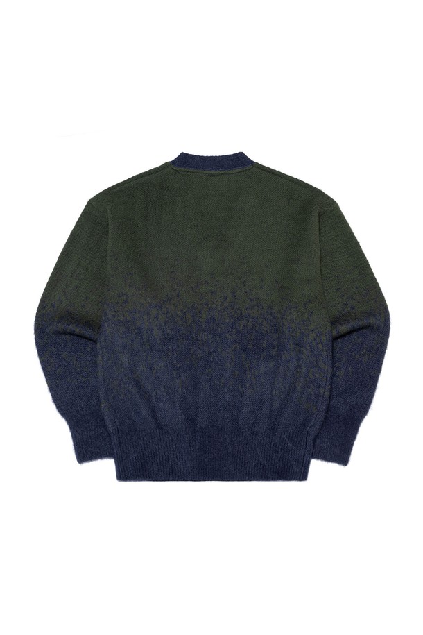 트립 키드모헤어 가디건 GREEN은 가을, 겨울 시즌 데일리룩, 데이트룩, 카페룩에 어울리는 니트 가디건입니다. 부드러운 촉감의 아크릴, 나일론, 키드모헤어, 울 혼방 소재로 제작되었으며, 세미오버핏의 브이넥 디자인으로 베이직하고 클래식한 무드를 연출합니다. 긴 소매 기장에 보통 두께감으로 간절기부터 겨울까지 따뜻하게 착용할 수 있습니다. 신축성은 보통이며 비침은 없어 편안하게 즐길 수 있습니다. 미니멀하고 캐주얼한 스타일을 선호하는 분들께 추천합니다.
