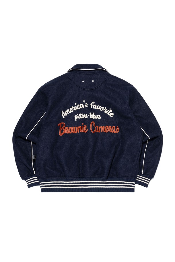 브라우니 카메라 컬렉션에서 영감을 받은 브라우니 바시티 재킷 네이비입니다. 울 느낌의 부드러운 폴리에스터 소재로 제작되어 편안한 촉감을 선사하며, 중간 두께감으로 가을, 겨울에 활용하기 좋습니다. 오버핏으로 캐주얼하고 스포티한 스타일을 연출하며, 일상, 가을 나들이, 겨울 데일리룩에 모두 잘 어울립니다. 네이비 컬러에 로고 패턴이 더해져 미니멀한 디자인을 완성하며, 스냅 버튼으로 간편하게 여밀 수 있습니다. 백패널 컬러 배색과 웰팅 디테일이 돋보이는 바시티 재킷입니다.
