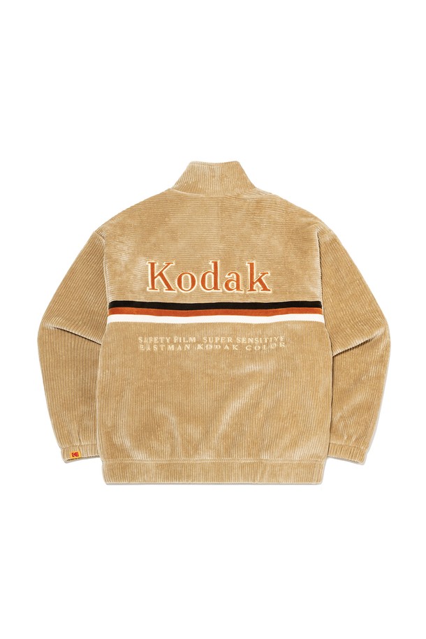코다컬러 로고 코듀로이 집업 재킷 BEIGE는 부드러운 촉감의 두꺼운 코듀로이 소재를 사용하여 가을, 겨울에 따뜻하게 입을 수 있는 공용 집업 재킷입니다. 캐주얼, 스포티, 클래식 스타일을 아우르는 디자인으로, 가을 나들이룩, 겨울 데일리룩, 여행룩 등 다양한 TPO에 활용하기 좋습니다. 베이지 컬러를 바탕으로 투톤 코듀로이 소재와 컬러풀한 아트웍, 코다컬러 로고 디테일이 돋보이며, 세미 오버핏으로 편안한 착용감을 선사합니다. 긴 소매 기장에 스트레치성이 있어 활동성이 좋고, 비침 걱정 없이 착용할 수 있습니다.
