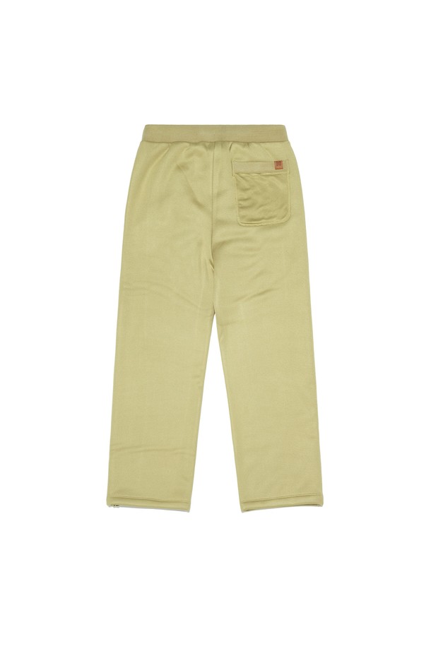 브라우니 라이트웜 조거 팬츠 LIGHT GREEN은 가을, 겨울철에 따뜻하게 입을 수 있는 조거 핏 바지입니다. 가볍고 부드러운 라이트월 폴리에스터 소재를 사용하여 편안한 착용감을 선사하며, 세미 오버핏으로 제작되어 캐주얼하고 스포티한 스타일을 연출합니다. 브라우니 컬렉션 라인으로 출시되었으며, 무지 디자인과 라이트 그린 컬러가 미니멀한 무드를 더합니다. 밴딩 처리된 허리와 긴 기장으로 활동성을 높였으며, 셋업으로도 활용 가능하여 다양한 스타일을 소화할 수 있습니다. 가을 나들이룩, 겨울 데일리룩에 적합한 아이템입니다.
