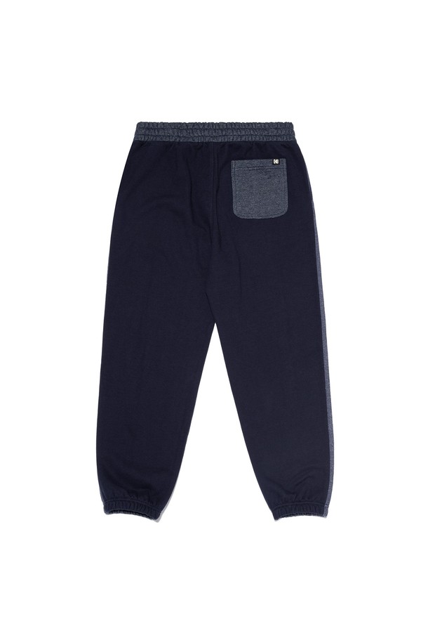 트립 컬러블록 조거 팬츠 NAVY (네이비)는 가을, 겨울 시즌에 어울리는 남성용 조거 팬츠입니다. 캐주얼, 스포티, 미니멀 스타일을 추구하는 분들께 추천하며, 일상, 아웃도어 활동에 적합합니다. 면 소재로 제작되어 부드러운 촉감을 제공하며, 세미오버핏으로 편안하게 착용할 수 있습니다. 네이비 컬러에 톤온톤 컬러 블록 디자인이 특징이며, 밴딩 처리와 탄탄한 형태감으로 활동성을 높였습니다. 특히, 셋업 스타일 연출이 가능하여 더욱 폭넓은 스타일링을 즐길 수 있습니다.
