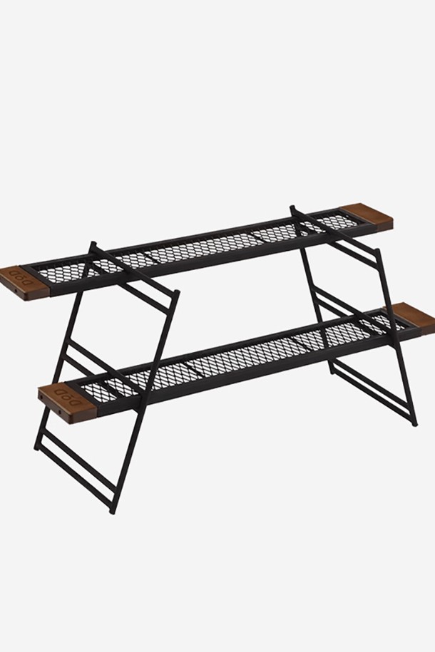 **데킬라 랙(BLACK)**은 캠핑과 일상에서 다용도로 활용 가능한 캠핑 테이블입니다. 블랙 컬러의 철제와 너도밤나무 소재로 제작되었으며, 2단 구조와 분리 가능한 플레이트, 나무 손잡이가 디자인 특징입니다. 분리 및 접이식 기능을 갖춰 휴대와 보관이 용이하며, 최대 30kg의 하중을 견딜 수 있습니다. 330도의 고온을 견디는 내열, 방수, 내화 기능을 제공하여 모닥불 주변에서도 안전하게 사용할 수 있습니다. 플레이트 추가 구매 및 목재 조합을 통해 사용자의 필요에 따라 확장하여 사용할 수 있습니다.
