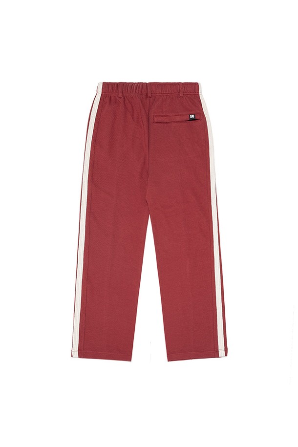 코다컬러 트랙 팬츠 우먼 BURGUNDY는 여성용 트랙 팬츠입니다. 면과 폴리에스터 혼방 소재로 제작되어 사계절 내내 편안하게 착용할 수 있으며, 레귤러핏으로 어떤 스타일에도 잘 어울립니다. 버건디 컬러가 세련된 스포티 무드를 연출하며, 신축성이 좋아 활동성을 높였습니다. 백 메쉬 디테일로 통기성을 더했으며, 코다컬러 트럭 집업 재킷과 셋업으로 더욱 멋스럽게 연출할 수 있습니다.
