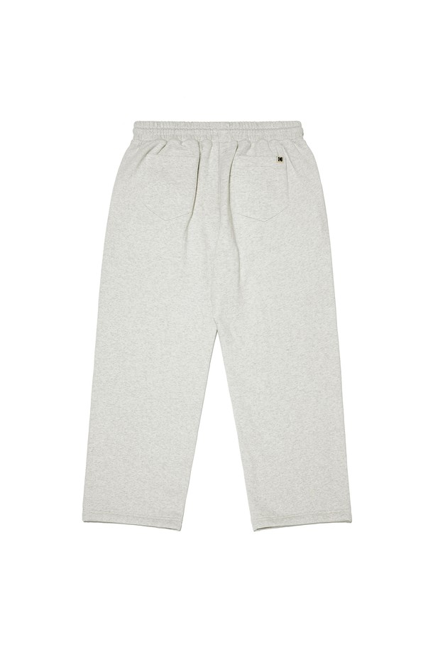 **에센셜 기모 와이드핏 팬츠 M.GREY**는 부드러운 촉감의 기모 안감으로 제작되어, 가을과 겨울철 따뜻하게 착용할 수 있는 긴바지입니다. 베이직하고 캐주얼한 스타일로, 일상생활은 물론 출근룩, 캠핑룩 등 다양한 TPO에 활용 가능합니다. 넉넉한 와이드핏과 두꺼운 두께감으로 편안함과 보온성을 동시에 제공하며, 미니멀, 캐주얼, 클래식 등 어떤 스타일에도 잘 어울립니다. M.GREY 컬러의 무지 디자인으로 어떤 상의와도 쉽게 매치할 수 있어 활용도가 높습니다. 밴딩 처리로 편안한 착용감을 선사합니다.
