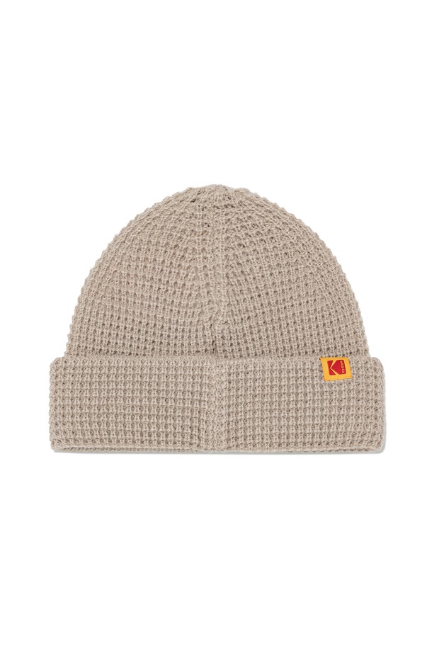 코다컬러 와플 비니 IVORY는 부드러운 촉감의 아크릴 소재로 제작되어 가을과 겨울에 따뜻하게 착용할 수 있는 비니입니다. 아이보리 컬러에 와플 패턴과 니트 조직으로 포인트를 주어 캐주얼, 미니멀, 클래식 스타일 모두 소화 가능합니다. 일상 및 모임룩에 활용하기 좋으며, 일반적인 모자 깊이로 편안하게 착용할 수 있습니다. 비니 전면에 코다컬러 로고 디테일이 돋보입니다. 남녀 공용으로 착용 가능합니다.
