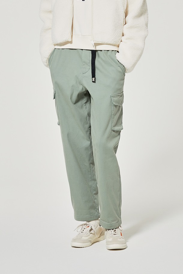 "에센셜 디본딩 기모 카고 테이퍼드 팬츠"는 민트 그린 컬러로, 가을, 겨울 시즌에 적합한 남녀 공용 카고 팬츠입니다. 부드러운 면 소재에 기모 안감을 더해 포근한 착용감을 선사하며, 디본딩 방식으로 제작되어 우수한 방풍 기능을 자랑합니다. 스포티, 캐주얼, 워크웨어 스타일을 아우르는 디자인으로, 일상 및 스포츠 활동 시 활용하기 좋습니다. 레귤러 핏의 테이퍼드 실루엣과 아웃 포켓 디테일이 특징이며, 스트레치 기능을 더해 편안한 활동성을 제공합니다. 가을 나들이룩, 겨울 데일리룩에 활용하여 스타일리시함을 더해보세요.
