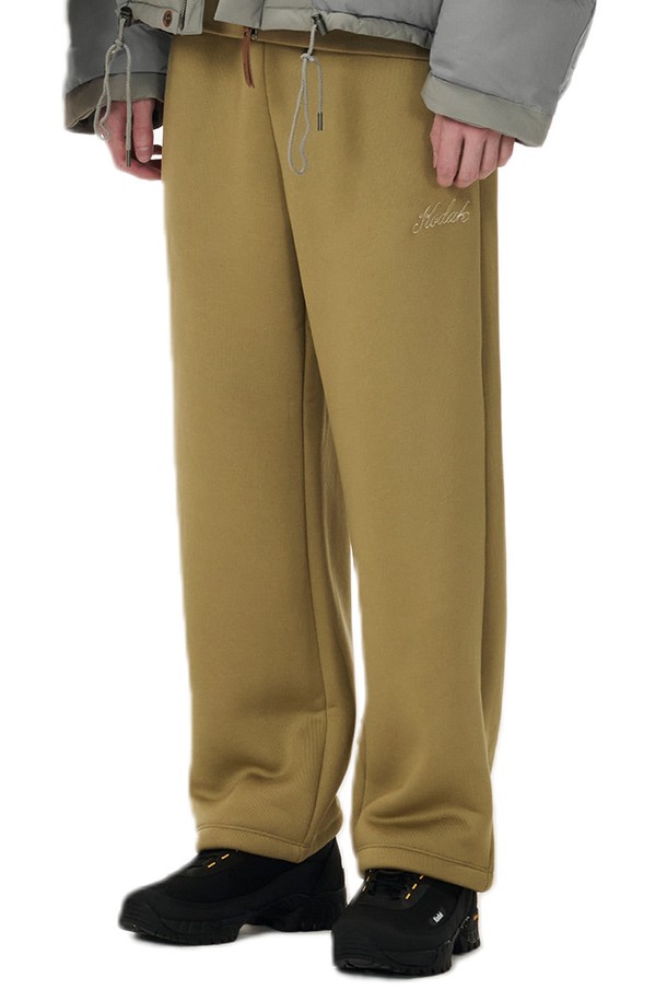 브라우니 라이트웜 조거 팬츠 LIGHT GREEN은 가을, 겨울철에 따뜻하게 입을 수 있는 조거 핏 바지입니다. 가볍고 부드러운 라이트월 폴리에스터 소재를 사용하여 편안한 착용감을 선사하며, 세미 오버핏으로 제작되어 캐주얼하고 스포티한 스타일을 연출합니다. 브라우니 컬렉션 라인으로 출시되었으며, 무지 디자인과 라이트 그린 컬러가 미니멀한 무드를 더합니다. 밴딩 처리된 허리와 긴 기장으로 활동성을 높였으며, 셋업으로도 활용 가능하여 다양한 스타일을 소화할 수 있습니다. 가을 나들이룩, 겨울 데일리룩에 적합한 아이템입니다.
