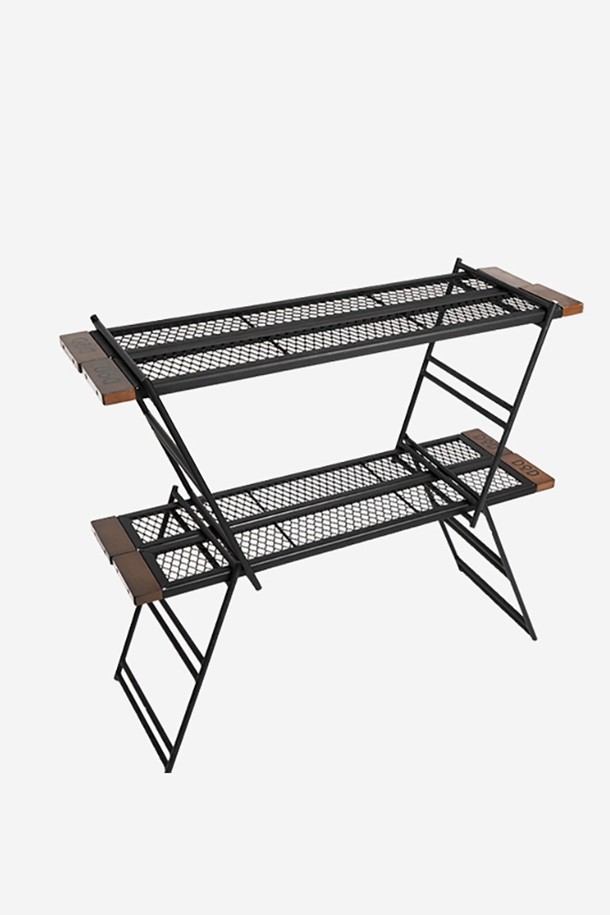 **데킬라 랙(BLACK)**은 캠핑과 일상에서 다용도로 활용 가능한 캠핑 테이블입니다. 블랙 컬러의 철제와 너도밤나무 소재로 제작되었으며, 2단 구조와 분리 가능한 플레이트, 나무 손잡이가 디자인 특징입니다. 분리 및 접이식 기능을 갖춰 휴대와 보관이 용이하며, 최대 30kg의 하중을 견딜 수 있습니다. 330도의 고온을 견디는 내열, 방수, 내화 기능을 제공하여 모닥불 주변에서도 안전하게 사용할 수 있습니다. 플레이트 추가 구매 및 목재 조합을 통해 사용자의 필요에 따라 확장하여 사용할 수 있습니다.
