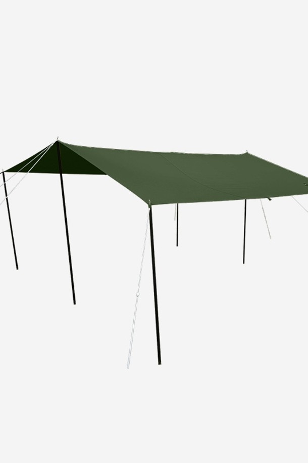 카키 색상의 치즈 타프 M (폴대 미포함)입니다. 폴리에스터 65%와 면 35% 혼방 소재로 제작되어 튼튼하며, 캠핑 및 아웃도어 활동에 적합합니다. 정사각형 디자인으로 16개의 그로멧과 루프가 있어 설치가 용이하며, 다양한 방식으로 활용할 수 있습니다. 로프 10세트, 캐리백, 알루미늄 조절 금속이 구성품으로 포함되어 있습니다. 자외선 차단 및 방수 기능을 갖춰 여름철에도 쾌적한 캠핑을 즐길 수 있습니다.
