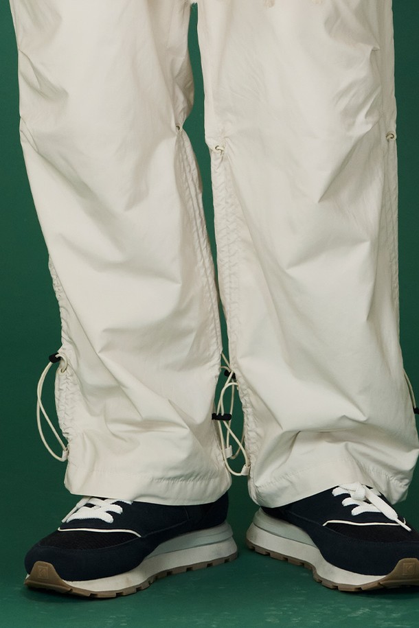 "캘리 네이비"는 80년대 러닝화를 모티브로 한 조거 스타일의 남성용 운동화입니다. 네이비 컬러의 무지 디자인으로, 일상룩과 산책룩에 모두 잘 어울립니다. 천연가죽, 폴리에스테르, 합성가죽 등의 다양한 소재를 사용하여 편안함과 내구성을 높였습니다.  로우탑 디자인과 끈형 여밈으로 안정적인 착용감을 제공하며, PU 미드솔 쿠셔닝과 키치한 아웃솔 그래픽이 특징입니다. 캐주얼, 미니멀, 클래식 스타일을 즐기는 분들께 추천합니다.
