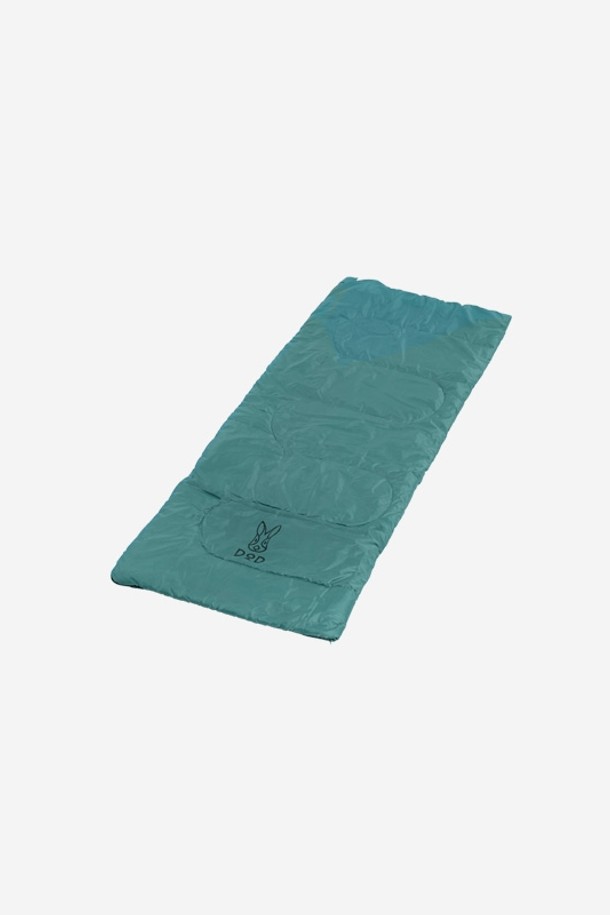 우사 쿠션 슬리핑 백 (1인 침낭 W80)(BLUE)는 캠핑과 백패킹에 적합한 1인용 침낭입니다. 보온 기능을 갖춘 두꺼운 두께의 폴리에스테르 소재로 제작되어 사계절 내내 사용 가능합니다. 쿠션형 디자인으로 편안함을 더했으며, 휴대성을 높여 언제 어디서든 간편하게 사용할 수 있습니다. 블루 컬러에 로고 패턴이 적용되어 세련된 디자인을 자랑합니다.
