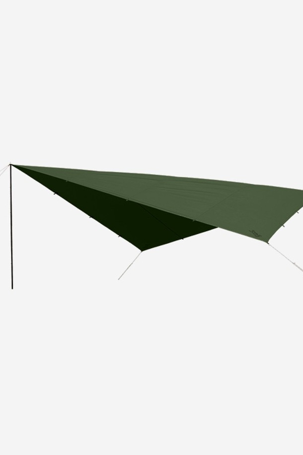 카키 색상의 치즈 타프 M (폴대 미포함)입니다. 폴리에스터 65%와 면 35% 혼방 소재로 제작되어 튼튼하며, 캠핑 및 아웃도어 활동에 적합합니다. 정사각형 디자인으로 16개의 그로멧과 루프가 있어 설치가 용이하며, 다양한 방식으로 활용할 수 있습니다. 로프 10세트, 캐리백, 알루미늄 조절 금속이 구성품으로 포함되어 있습니다. 자외선 차단 및 방수 기능을 갖춰 여름철에도 쾌적한 캠핑을 즐길 수 있습니다.
