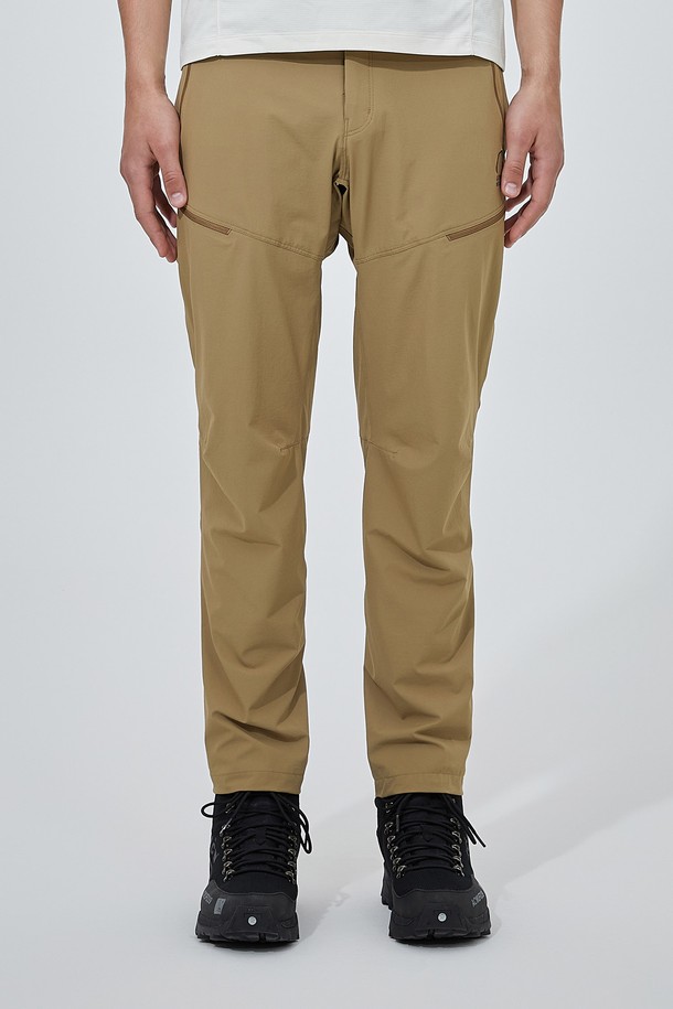 티오가(TIOGA) 소프트쉘 팬츠 (슬림핏) DARK BEIGE는 남성용 소프트쉘 팬츠로, 하이킹, 일상, 워킹 등 다양한 활동에 적합합니다. 봄, 가을 계절에 어울리는 얇은 두께의 슬림핏 긴바지로, 다크 베이지 컬러의 무지 디자인이 특징입니다. 나일론과 폴리우레탄 혼방 소재로 제작되어 경량, 발수, 스트레치 기능을 제공하며, 무릎 부분 다트 디테일과 가랑이 거셋으로 활동성을 높였습니다. 후크형 허리 벨트, 메쉬 포켓, YKK 지퍼 등의 디테일이 돋보이며, 캐주얼, 스포티, 미니멀 스타일을 연출하기 좋습니다. 등산룩, 여행룩, 가을 나들이룩에 활용하기 좋은 아이템입니다.
